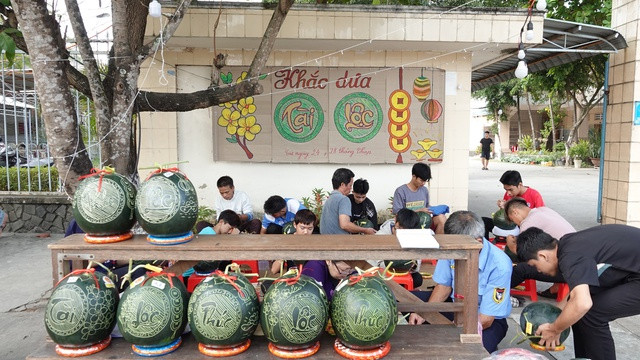 Những trái dưa được điêu khắc đẹp mắt chưng tết. ẢNH DUY TÂN Những trái dưa được điêu khắc đẹp mắt chưng tết. ẢNH DUY TÂN