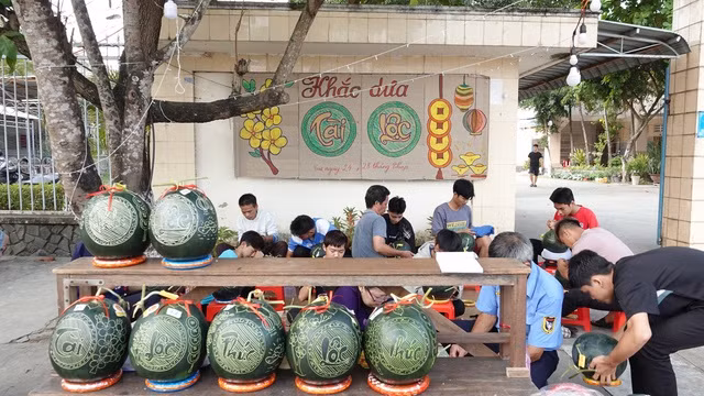 Những trái dưa được điêu khắc đẹp mắt chưng tết. ẢNH DUY TÂN