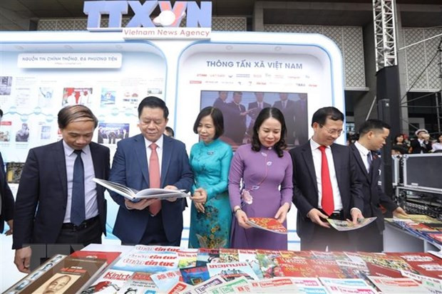 Ông Nguyễn Trọng Nghĩa, Bí thư Trung ương Đảng, Trưởng ban Tuyên giáo Trung ương, Phó Chủ tịch nước Võ Thị Ánh Xuân, Bộ trưởng Bộ TTTT Nguyễn Mạnh Hùng tham quan gian hàng của TTXVN tại Hội Báo toàn quốc 2023. (Ảnh: Minh Quyết/TTXVN)