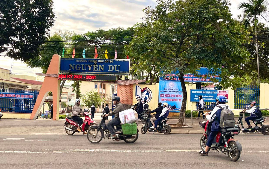 Trường THCS Nguyễn Du là 1 trong 5 trường học trên địa bàn TP. Pleiku được triển khai thí điểm Dự án “Tuổi trẻ và những cung đường biết nói”. Ảnh: M.P Trường THCS Nguyễn Du là 1 trong 5 trường học trên địa bàn TP. Pleiku được triển khai thí điểm Dự án “Tuổi trẻ và những cung đường biết nói”. Ảnh: M.P