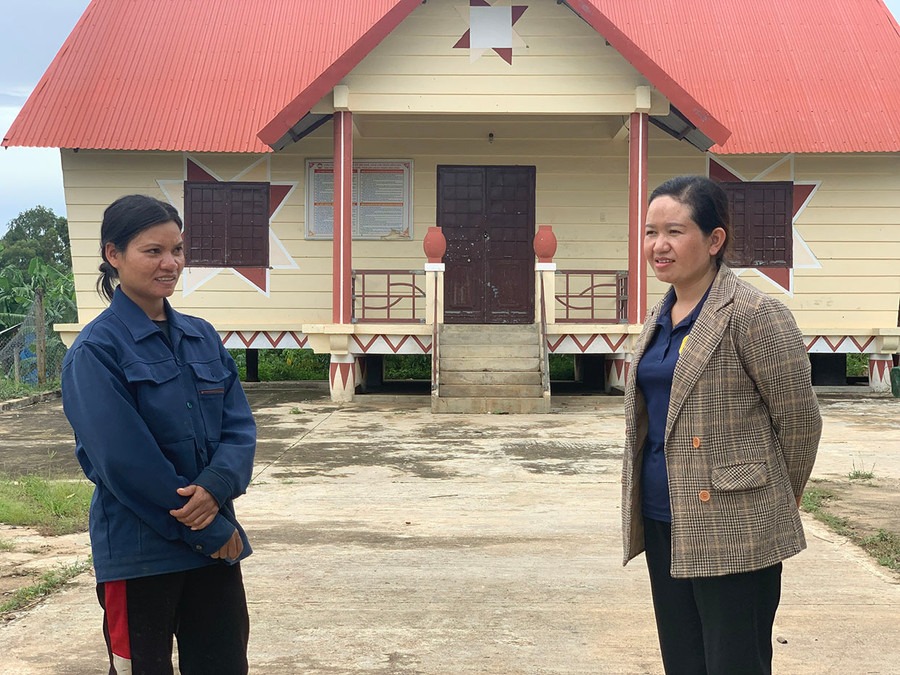 Bà Đinh Thị Đách (bìa phải) thường xuyên bám sát địa bàn, nắm bắt tình hình đời sống của người dân để kịp thời giải quyết các mâu thuẫn, tranh chấp phát sinh trong cộng đồng. Ảnh: R.H