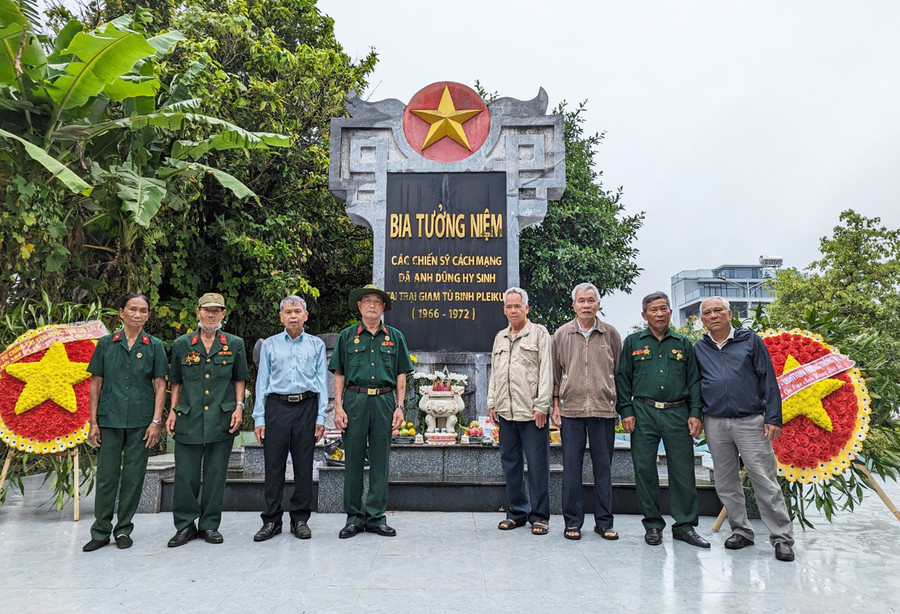 Một số cựu tù thăm viếng đồng đội tại khu vực từng là Trại giam tù binh Pleiku. Ảnh: N.Q.T