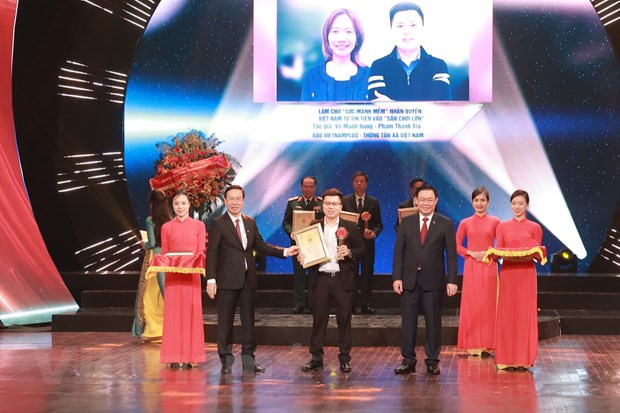 Phóng viên Võ Mạnh Hùng đại diện nhóm tác giả Báo Điện tử VietnamPlus nhận giải A cho loạt bài về nhân quyền. (Ảnh: Hiếu Hoàng/Vietnam+) Phóng viên Võ Mạnh Hùng đại diện nhóm tác giả Báo Điện tử VietnamPlus nhận giải A cho loạt bài về nhân quyền. (Ảnh: Hiếu Hoàng/Vietnam+)