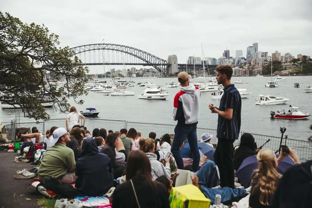 Người dân Sydney đang đón chờ thời khắc giao thừa năm mới 2024 - Ảnh: THE SYDNEY MORNING HERALD