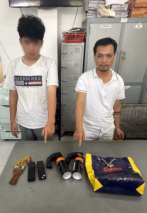 Tây và Tr. (từ phải qua trái) cùng tang vật tại cơ quan công an