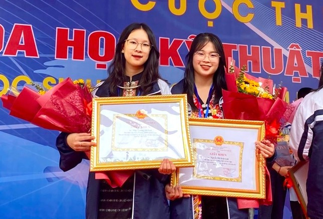 Hà Anh đạt nhiều giải thưởng khoa học kỹ thuật cấp trường, cấp tỉnh và cấp quốc gia. Hà Anh đạt nhiều giải thưởng khoa học kỹ thuật cấp trường, cấp tỉnh và cấp quốc gia.