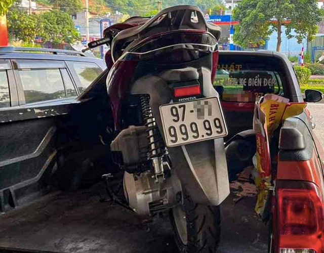 Chiếc xe gắn biển số ngũ quý 9. Ảnh: FBNV Chiếc xe gắn biển số ngũ quý 9. Ảnh: FBNV