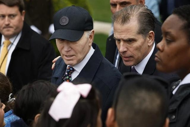 Tổng thống Joe Biden và con trai Hunter tại một sự kiện ở Nhà Trắng hồi tháng 4. Ảnh AFP Tổng thống Joe Biden và con trai Hunter tại một sự kiện ở Nhà Trắng hồi tháng 4. Ảnh AFP