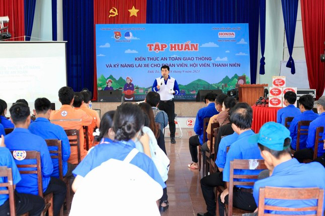 Để đạt kết quả tốt, hằng năm, Tỉnh Đoàn Kon Tum luôn tổ chức tập huấn kiến thức an toàn giao thông cho đoàn viên, thanh niên. Để đạt kết quả tốt, hằng năm, Tỉnh Đoàn Kon Tum luôn tổ chức tập huấn kiến thức an toàn giao thông cho đoàn viên, thanh niên.