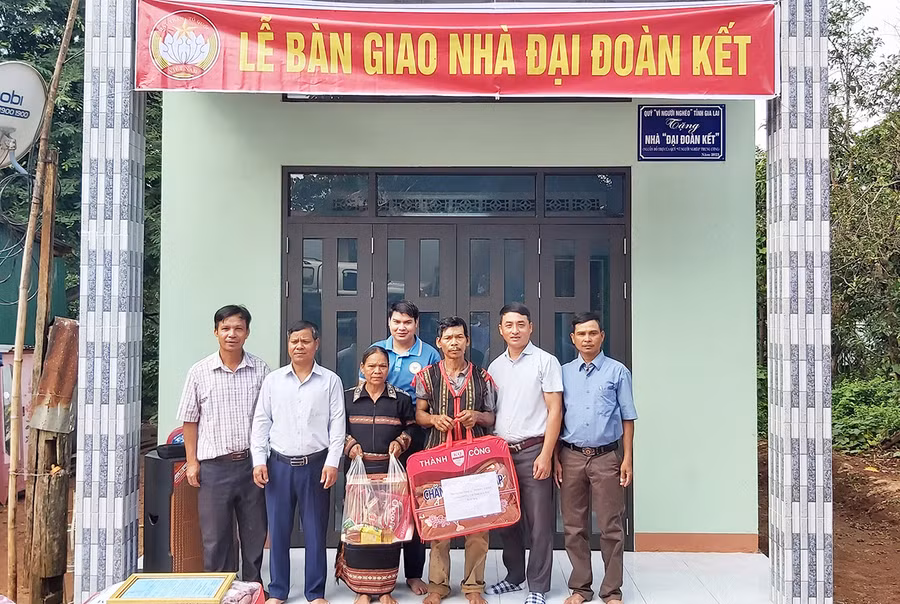 Đại diện các đơn vị bàn giao nhà "Đại đoàn kết" cho gia đình ông Rơ Lan Lơ, làng Krêl, xã Ia Krêl. Ảnh: Ngọc Anh