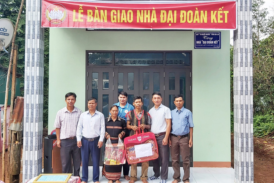 Đại diện các đơn vị bàn giao nhà &quot;Đại đoàn kết&quot; cho gia đình ông Rơ Lan Lơ, làng Krêl, xã Ia Krêl. Ảnh: Ngọc Anh
