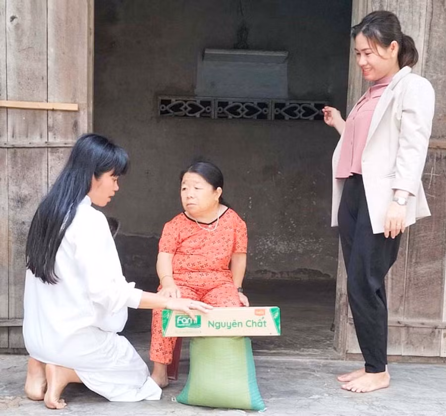 Cán bộ Hội LHPN huyện Ia Pa tặng quà, động viên phụ nữ khuyết tật. Ảnh: N.B