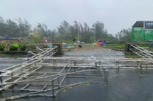 Khung sắt bị gió quật đổ ở Cô Tô. Ảnh: Thu Báu Khung sắt bị gió quật đổ ở Cô Tô. Ảnh: Thu Báu