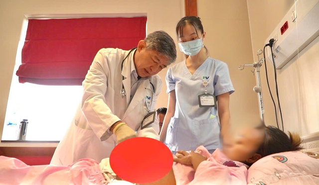 Bác sĩ thăm khám và thay băng cho sản phụ sau khi qua cơn nguy kịch