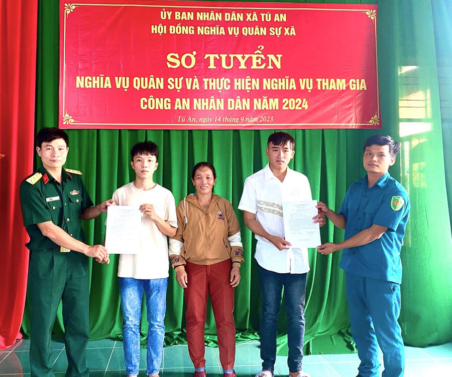 Tuyên dương thanh niên xã Tú An, thị xã An Khê viết đơn tình nguyện tham gia nghĩa vụ Công an nhân dân năm 2024. Ảnh: Xuân Cường Tuyên dương thanh niên xã Tú An, thị xã An Khê viết đơn tình nguyện tham gia nghĩa vụ Công an nhân dân năm 2024. Ảnh: Xuân Cường