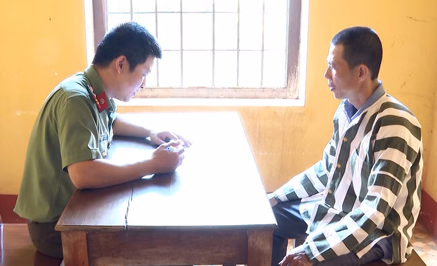 Điều tra viên lấy lời khai của đối tượng Cao Văn Tĩnh. Ảnh: H.T