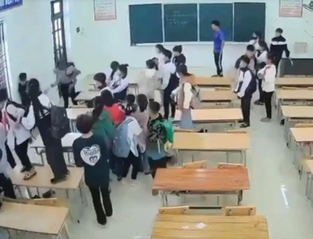 Cô giáo H. bị học sinh dồn vào góc lớp. Ảnh cắt từ clip