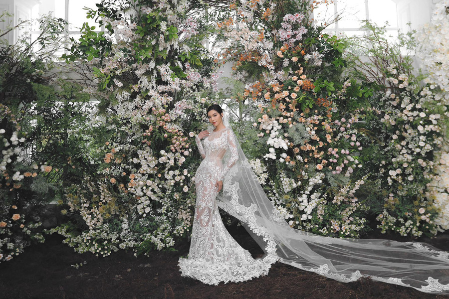 Theo Minh Tú, bạn trai là người sống tình cảm. Khi được cô cầu hôn trước mặt gia đình, Christopher đã bất ngờ và xúc động.