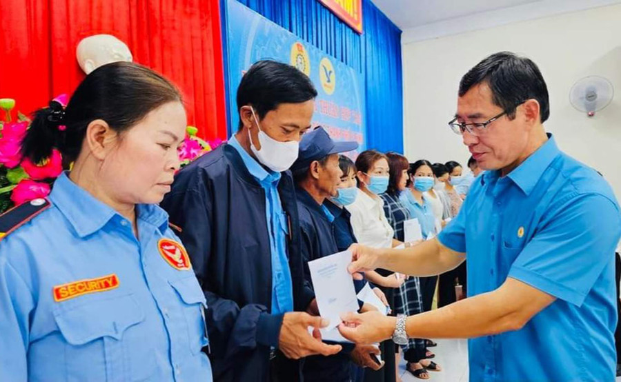 Liên đoàn Lao động TP. Pleiku tích cực chăm lo Tết cho đoàn viên khó khăn. Ảnh: Đinh Yến
