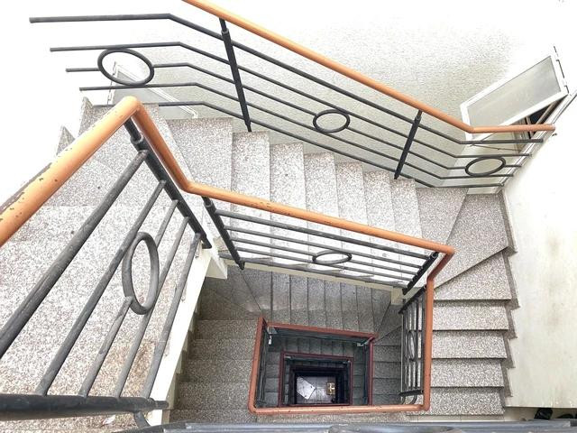 Ở không ít nhà trọ, cầu thang bộ là lối đi duy nhất. Ảnh: Thảo Phương