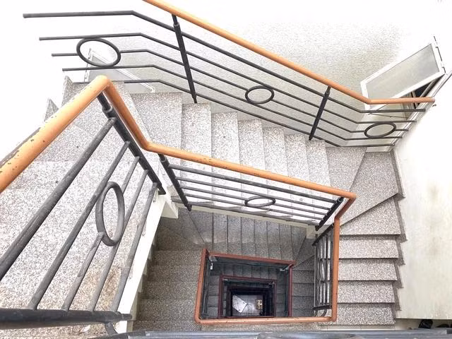 Ở không ít nhà trọ, cầu thang bộ là lối đi duy nhất. Ảnh: Thảo Phương