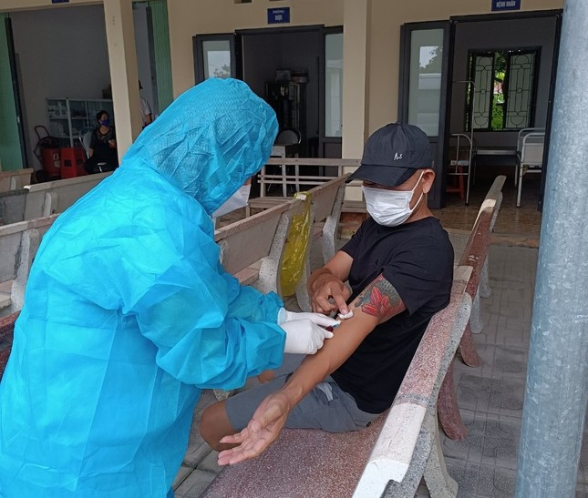 Cán bộ Trung tâm Y tế huyện Hiệp Hòa lấy mẫu xét nghiệm cho người có nguy cơ nhiễm bạch hầu. Cán bộ Trung tâm Y tế huyện Hiệp Hòa lấy mẫu xét nghiệm cho người có nguy cơ nhiễm bạch hầu.