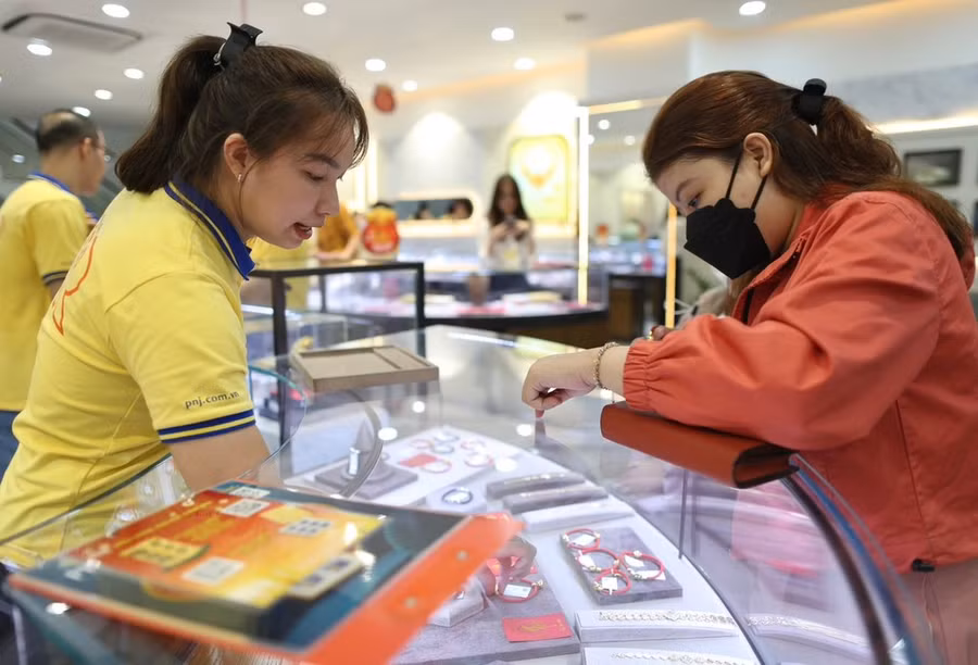 Giá vàng 9999 sáng đầu tuần tăng khoảng 250.000 đồng/lượng