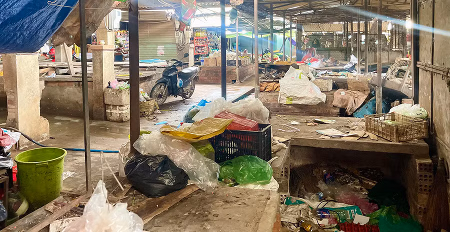 Nhiều quầy sạp trong chợ huyện Ia Grai bỏ trống được người bán sử dụng làm kho, chỗ vứt rác. Ảnh: V.T