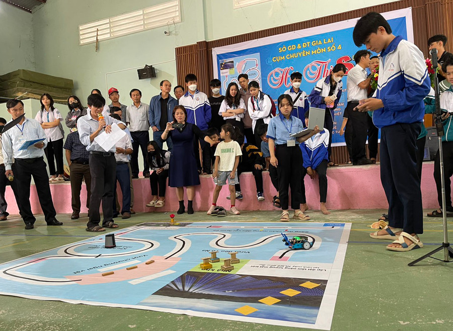Phần thi Robotics thể hiện khả năng lập trình, điều khiển robot của các em học sinh. Ảnh: Vũ Chi