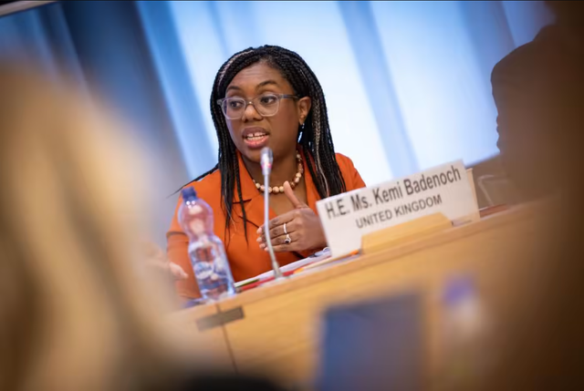 Bà Kemi Badenoch, Bộ trưởng Kinh doanh và Thương mại Anh, đại diện ký gia nhập CPTPP sáng 16.7. Ảnh BỘ KINH DOANH VÀ THƯƠNG MẠI ANH