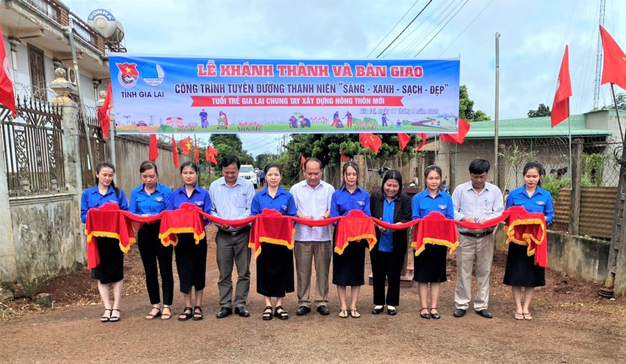 Phó Bí thư Tỉnh ủy Rah Lan Chung (thứ 6 từ trái sang) cắt băng khánh thành công trình tuyến đường thanh niên sáng-xanh-sạch-đẹp tại làng Thơh Ga B, xã Chư Don, huyện Chư Pưh. Ảnh: H.Đ.T