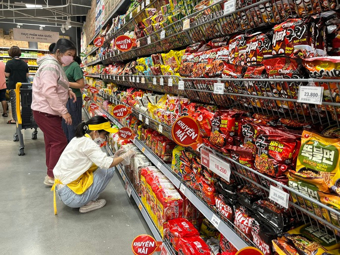 Mì ăn liền luôn là sản phẩm trong tốp bán chạy nhất tại các siêu thị ở Việt Nam. Ảnh: PHƯƠNG AN