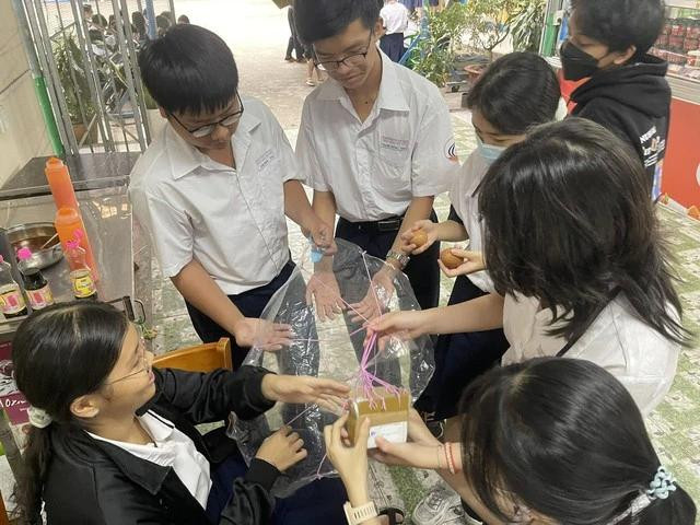 Học sinh chế tạo các sản phẩm cho môn vật lý. Ảnh: NVCC Học sinh chế tạo các sản phẩm cho môn vật lý. Ảnh: NVCC