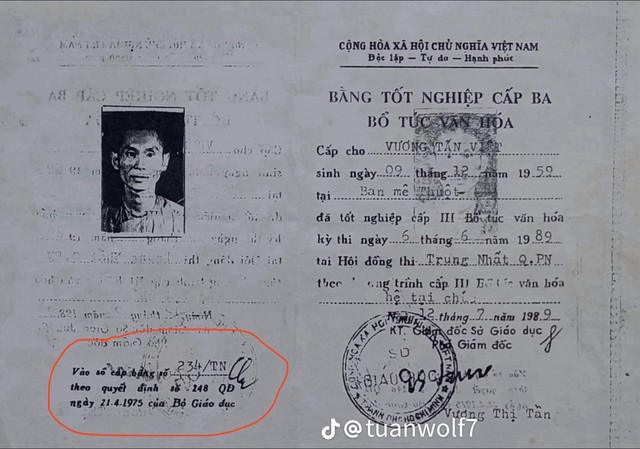 Trước đó, mạng xã hội xôn xao về bằng tốt nghiệp bổ túc văn hóa cấp ba của ông Vương Tấn Việt, trong đó nhiều người nghi đây là bằng giả. Trước đó, mạng xã hội xôn xao về bằng tốt nghiệp bổ túc văn hóa cấp ba của ông Vương Tấn Việt, trong đó nhiều người nghi đây là bằng giả.