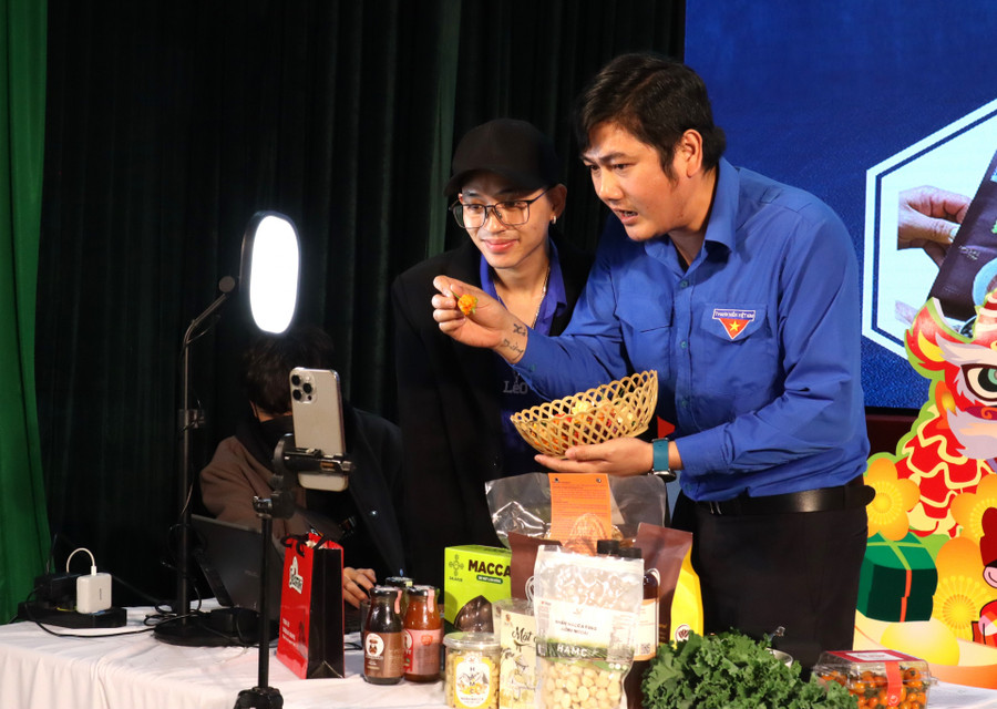 Đoàn viên, thanh niên là chủ thể của sản phẩm OCOP cùng tham gia livestream với các KOL để giới thiệu sản phẩm của mình Đoàn viên, thanh niên là chủ thể của sản phẩm OCOP cùng tham gia livestream với các KOL để giới thiệu sản phẩm của mình