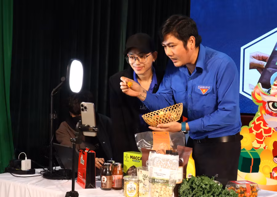 Đoàn viên, thanh niên là chủ thể của sản phẩm OCOP cùng tham gia livestream với các KOL để giới thiệu sản phẩm của mình