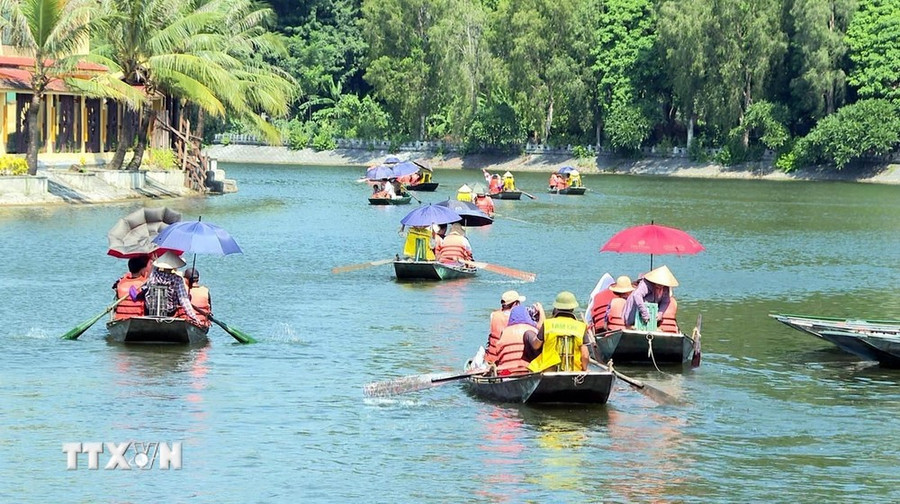 Du khách đến tham quan Khu du lịch Tam Cốc-Bích Động sau khi nơi đây hoạt động trở lại. (Ảnh: Thùy Dung/TTXVN)