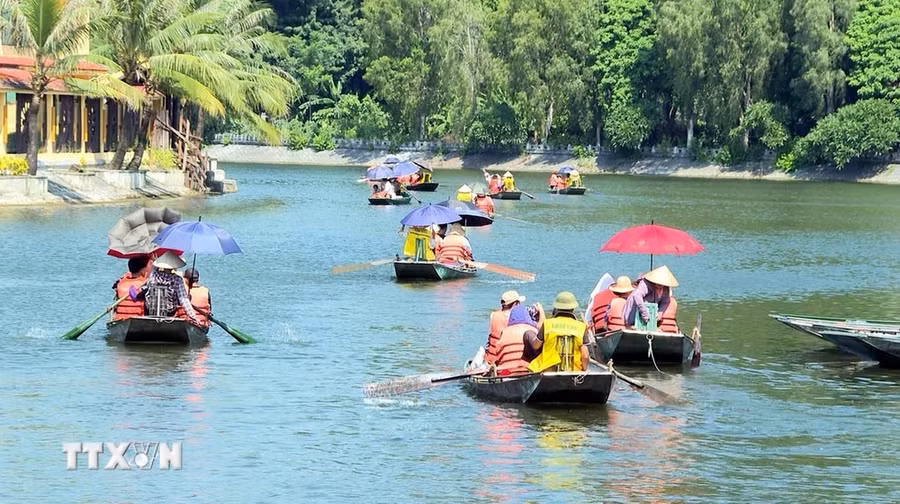 Du khách đến tham quan Khu du lịch Tam Cốc-Bích Động sau khi nơi đây hoạt động trở lại. (Ảnh: Thùy Dung/TTXVN)