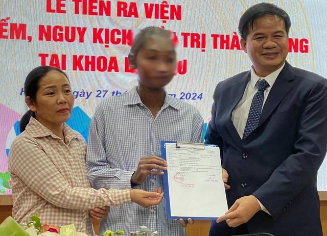 Nam bệnh nhân ổn định trong ngày xuất viện. Ảnh: Trần Minh