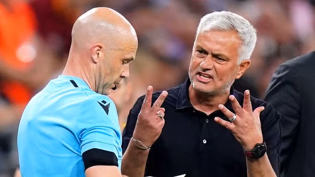 HLV Mourinho sẽ vắng mặt ở 4 trận của AS Roma tại đấu trường châu Âu. Ảnh: REUTERS