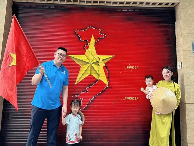 Gia đình TikToker Tú Mai chụp ảnh trước cửa nhà với tranh vẽ bản đồ hình chữ S. Ảnh: Tú Mai Gia đình TikToker Tú Mai chụp ảnh trước cửa nhà với tranh vẽ bản đồ hình chữ S. Ảnh: Tú Mai