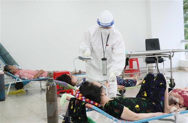 Các bác sỹ thăm khám bệnh nhân nhiễm COVID-19 không triệu chứng có bệnh nền. (Ảnh: Xuân Khu/TTXVN)