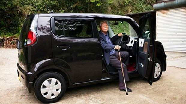 Người già Nhật Bản lái xe