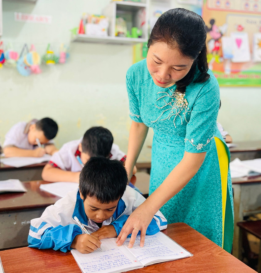 Em Kpăh Bảo (học sinh lớp 2A1) trở nên hoạt bát, dạn dĩ hơn nhờ sự dạy dỗ ân cần của cô giáo Phạm Thị Phương. Ảnh: M.K Em Kpăh Bảo (học sinh lớp 2A1) trở nên hoạt bát, dạn dĩ hơn nhờ sự dạy dỗ ân cần của cô giáo Phạm Thị Phương. Ảnh: M.K