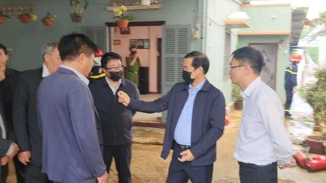 Ông Nguyễn Thái Học, Quyền bí thư Tỉnh ủy Lâm Đồng cùng lãnh đạo tỉnh Lâm Đồng và TP.Đà Lạt đến hiện trường chỉ đạo khắc phục vụ hỏa hoạn. Ảnh LÂM VIÊN Ông Nguyễn Thái Học, Quyền bí thư Tỉnh ủy Lâm Đồng cùng lãnh đạo tỉnh Lâm Đồng và TP.Đà Lạt đến hiện trường chỉ đạo khắc phục vụ hỏa hoạn. Ảnh LÂM VIÊN
