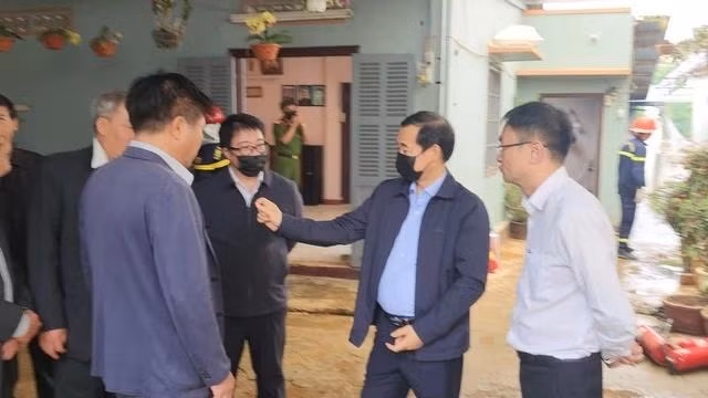 Ông Nguyễn Thái Học, Quyền bí thư Tỉnh ủy Lâm Đồng cùng lãnh đạo tỉnh Lâm Đồng và TP.Đà Lạt đến hiện trường chỉ đạo khắc phục vụ hỏa hoạn. Ảnh LÂM VIÊN