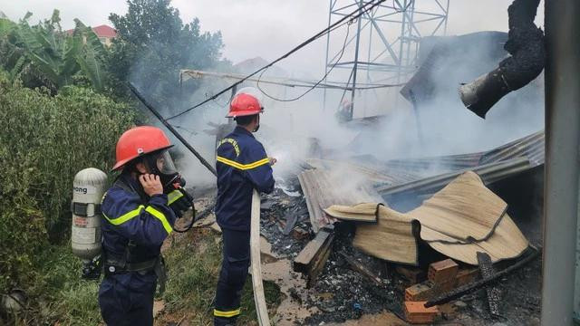 Lực lượng PCCC-CHCN tiến hành dập lửa. Ảnh LÂM VIÊN Lực lượng PCCC-CHCN tiến hành dập lửa. Ảnh LÂM VIÊN