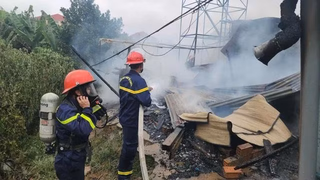 Lực lượng PCCC-CHCN tiến hành dập lửa. Ảnh LÂM VIÊN