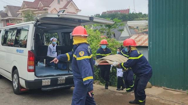 Đưa thi thể các cháu bé đến Bệnh viện đa khoa Lâm Đồng. Ảnh LÂM VIÊN Đưa thi thể các cháu bé đến Bệnh viện đa khoa Lâm Đồng. Ảnh LÂM VIÊN