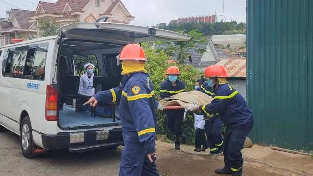 Đưa thi thể các cháu bé đến Bệnh viện đa khoa Lâm Đồng. Ảnh LÂM VIÊN